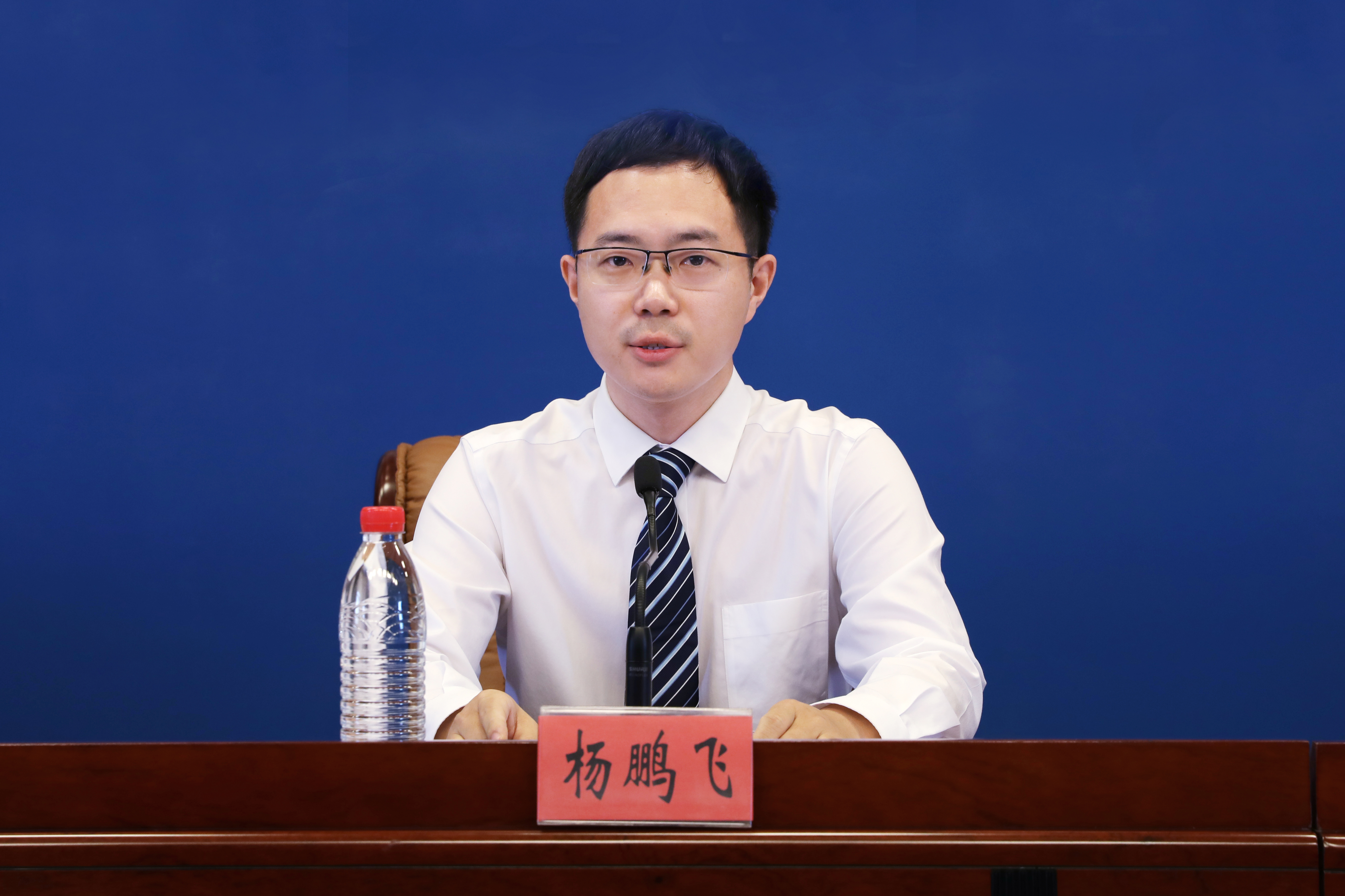 杨鹏飞.jpg
